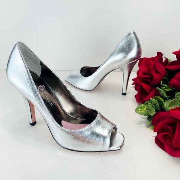 Paris Hilton Glitzy Stiletto Pump Size 6.5 Silver Metallic Leather Peep Toe New - Picture 1 of 16